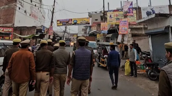 कानपुर में गश्त करती पुलिस (फोटो -जागरण)