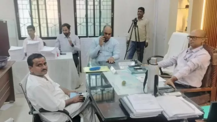 तरारी उपचुनाव के लिए नामांकन करते हुए लालू प्रसाद यादव (फाइल फोटो)