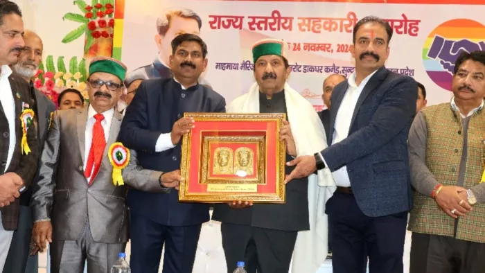 उप मुख्यमंत्री मुकेश अग्निहोत्री को सम्मानित करते राज्य सहकारी विकास संघ के पदाधिकारी।
