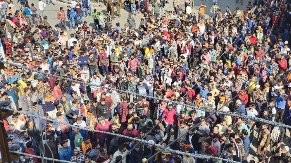 violent protest against vaishno devi ropeway project hundreds workers pelted stones at katra bus stand police injured vehicle damaged