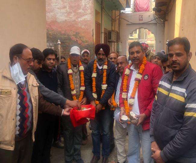 Khaskhabar/पीडीपी के पूर्व एमएलसी सुरेंद्र चौधरी पर भाजपा नेता पर हमले करने के आरोप में केस दर्ज किया गया है। हमले में भाजपा नेता घायल हो गए, जिन्हें अस्पताल में भर्ती कराया गया। हमले के कारणों का पता नहीं चल पाया। पुलिस ने रिपू कोहली की शिकायत पर नौशेरा थाने में केस दर्ज कर जांच शुरू कर दी है।