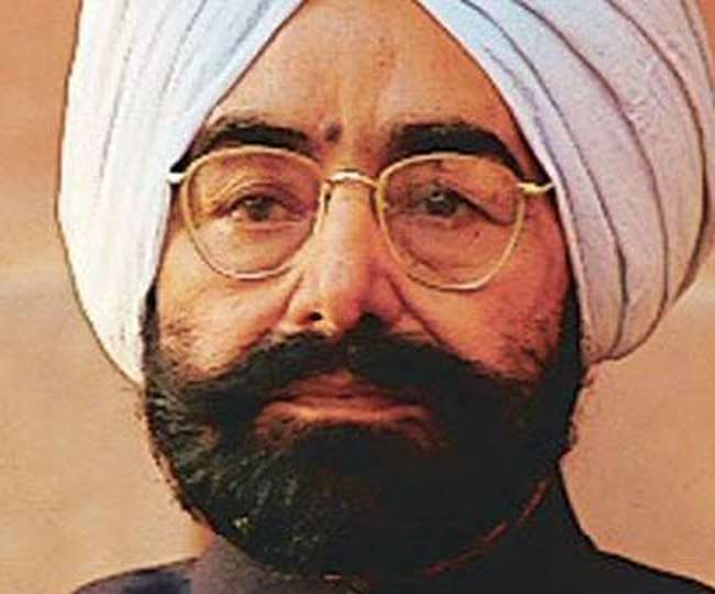 tribute paid on the death anniversary of former president gyani zail singh a wreath made on oil painting