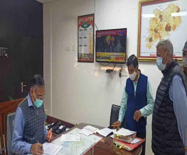 रतिया एसडीएम ने विवादित कमर्शियल जमीन को कृषि योग्य जमीन दिखाकर करवाई  रजिस्ट्री, 6 पर केस दर्ज - Fatehabad Ratia sdm registered land on his name  by showing factory land as ...