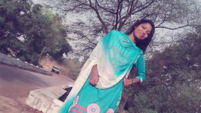 पेचकस से गोदकर युवती की हत्या, पुलिस कर रही आरोपी की तलाश