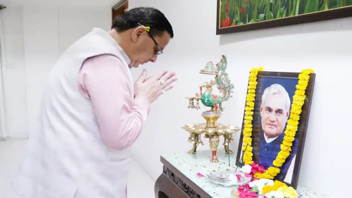 Atal Bihari Vajpayee Jayanti : मुख्यमंत्री पुष्कर सिंह धामी ने उनके चित्र पर श्रद्धासुमन अर्पित कर श्रद्धांजलि दी।