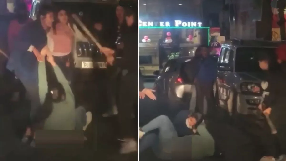 Roorkee : लड़कियों के दो गुटों में सरेराह मारपीट, एक ने दूसरी को गिरा-गिरा  कर डंडे से पीटा - Roorkee News Fight Between Girls Group One Beaten By Stick