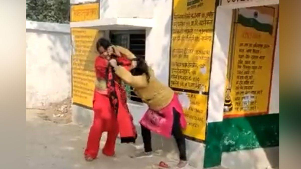 Kasganj News स्कूल में प्रधानाध्यापिका और शिक्षामित्र में जमकर हुई