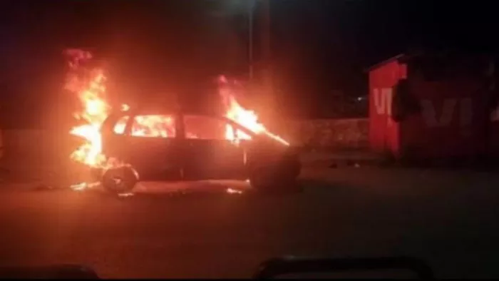 Fire in Moving Car: चलती कार में अचानक लगी, परिवार ने कूदकर बचाई अपनी जान; देखें VIDEO