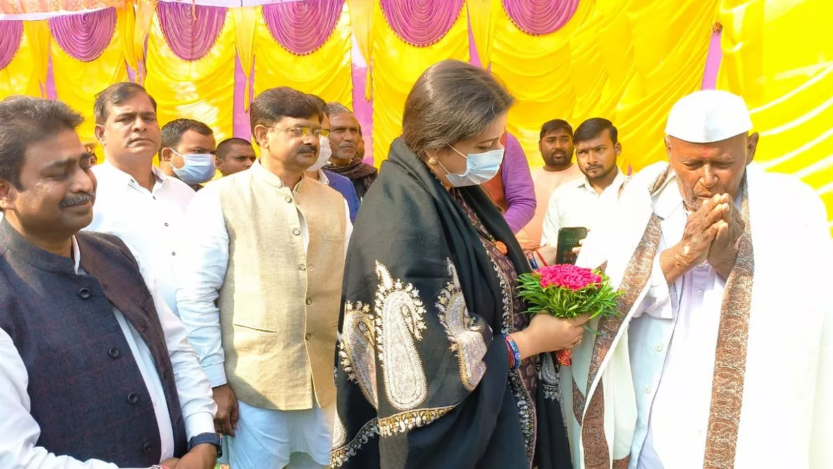 Amethi News स्मृति इरानी ने जनसंघ के वरिष्ठ कार्यकर्ता राम अभिलाष उपाध्याय से पैर छूकर ल‍िया आशीर्वाद