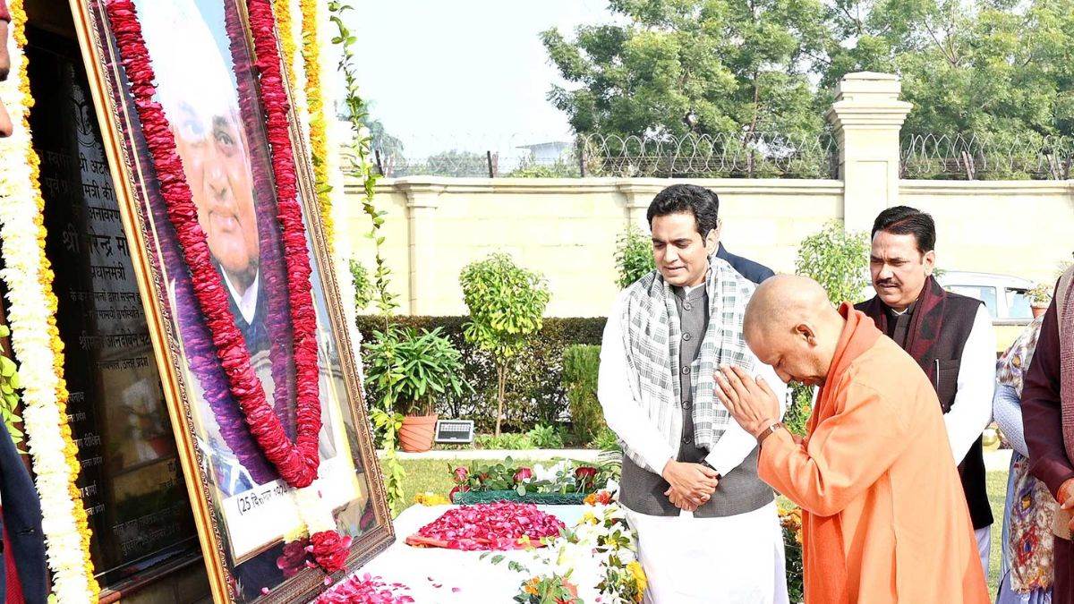 https://www.jagranimages.com/images/newimg/25122023/25_12_2023-atal_and_yogi_23613277.jpg