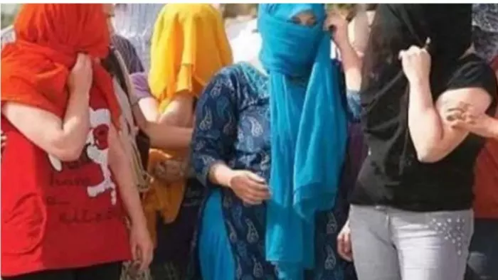 सिकंदरा में गेस्ट हाउस पर छापा, सात जोड़े पकड़े