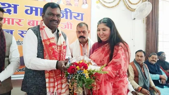 नेता प्रतिपक्ष का स्वागत करती निवर्तमान महापौर व अन्य