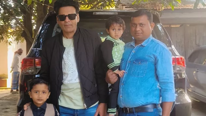 मनोज बाजपेयी पहुंचे पश्चिम चंपारण के बेलवा गांव, ताजा की बचपन की यादें; मटन का भी लुत्फ उठाया