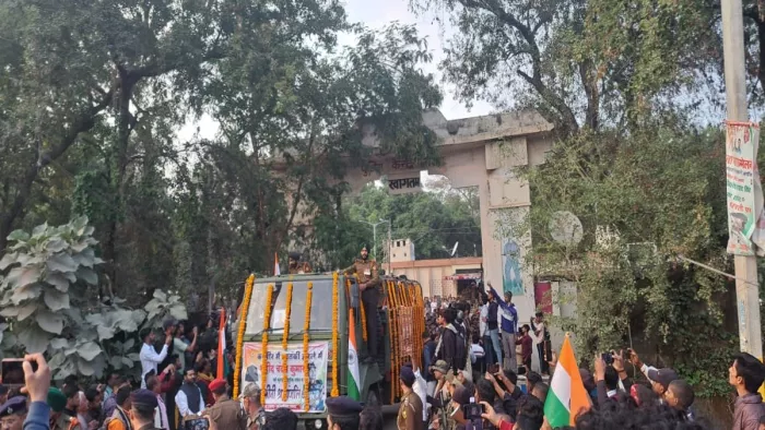 झंडा लेकर सड़कों पर जुटी भीड़। फोटो-जागरण