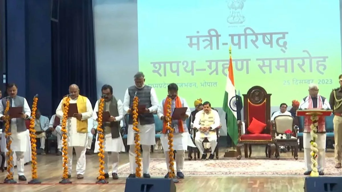 MP Cabinet Expansion Live: मध्य प्रदेश में 28 मंत्रियों की शपथ : विजयवर्गीय और प्रह्लाद समेत 18 को कैबिनेट में जगह, शिवराज के 10 मंत्रियों की छुट्टी