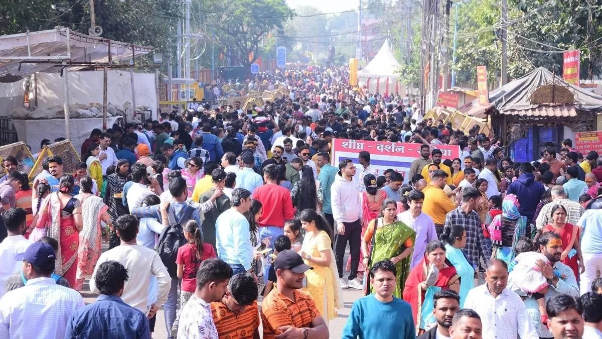 Mahakal Mandir: उज्जैन महाकालेश्वर मंदिर में उमड़ी भक्तों की भीड़, छुट्टी के दिन 3 लाख से अधिक श्रद्धालुओं ने किए दर्शन