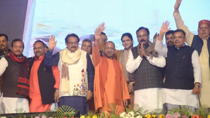 CM Yogi Adityanath In Agra: बटेश्वर में पहुंचे मुख्यमंत्री योगी आदित्यनाथ जनता का अभिवादन करते हुए।