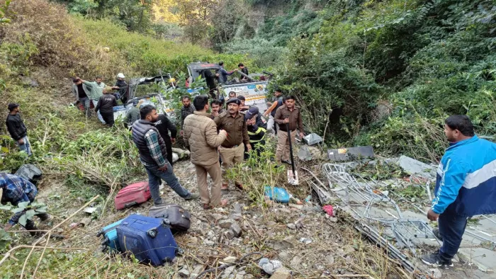 Bhimtal Bus Accident : भीमताल के पास खाई में इधर-उधर छिटके पड़े हुए थे बस सवार यात्री. Jagran
