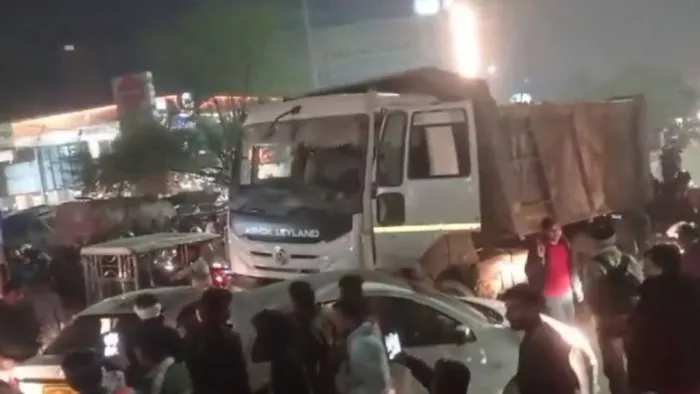 Agra News: भगवान टाकीज सर्विस रोड पर डंपर द्वारा वाहनों को चपेट में