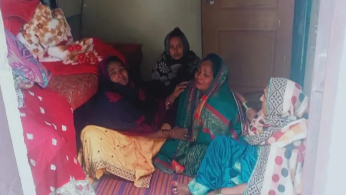 आजमगढ़ : रोते-बिलखते कन्हैया के स्वजन। जागरण