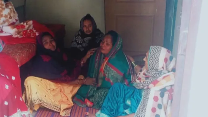 आजमगढ़ : रोते-बिलखते कन्हैया के स्वजन। जागरण