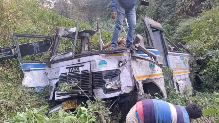 Bhimtal Bus Accident: बस में 25 यात्री सवार थे। Jagran