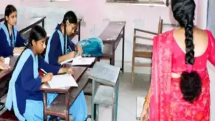 अटेंडेंस में 'खेला' करने वाले शिक्षकों की खैर नहीं, अब सीधा ऊपर से आया ऑर्डर (प्रतीकात्मक तस्वीर)