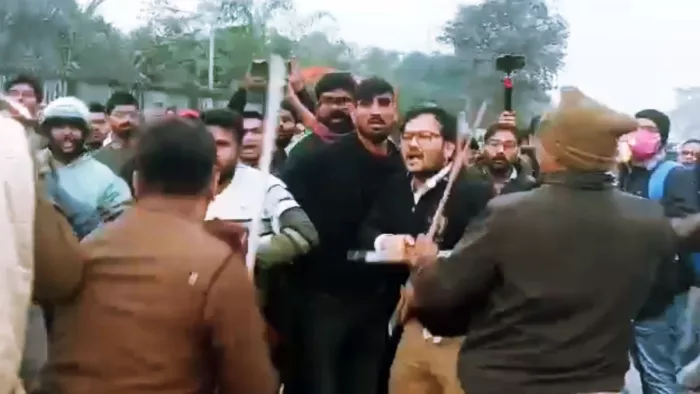 पटना में बीपीएससी अभ्यर्थियों पर पुलिस ने किया लाठीचार्ज। कार्यालय का घेराव करने पहुंचे थे छात्र। सौ : वीडियो ग्रैब।