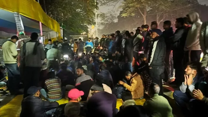 ठंढ में भी सड़क पर डटे बीपीएससी अभ्यर्थी