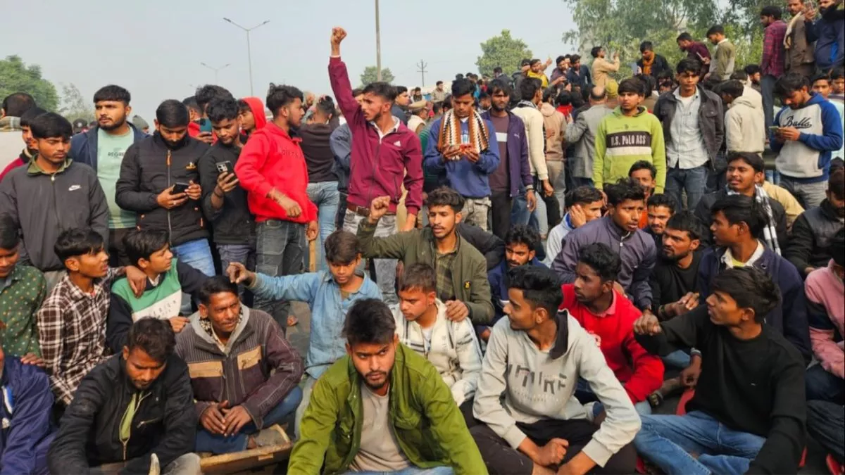 UP News: अलीगढ़ में गोकशी के विरोध में हाईवे पर तीन घंटा लगा 20 KM लंबा जाम, इंस्पेक्टर निलंबित