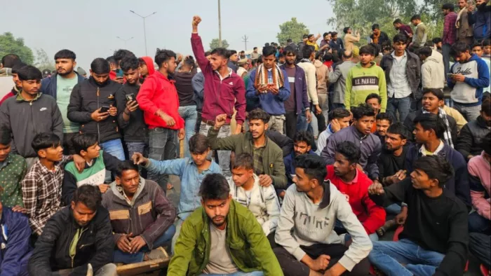 सुमेरपुर में गोकशी की घटना को लेकर हाईवे पचपेड़ा मोड़ पर प्रदर्शन करते हिंदुत्ववादी संगठन के लोग