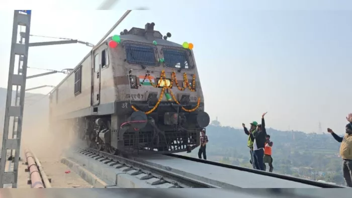 कटड़ा-रियासी रेल खंड पर ट्रायल के दौरान महत्वपूर्ण टी -1यानी टनल नंबर 33 के पास दौड़ता रेल का इंजन