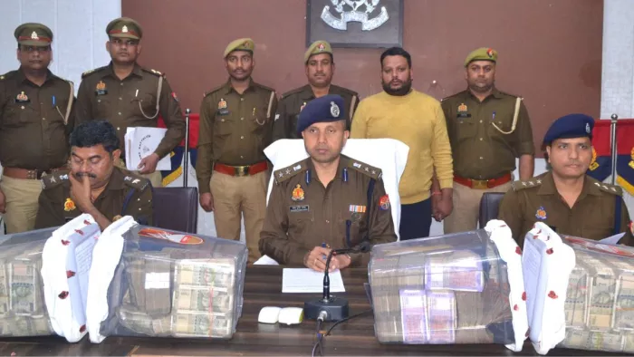 रोहतक के लालबहादुर शास्त्री नगर निवासी दीपक कुमार क्लर्क के रूप में तैनात था।