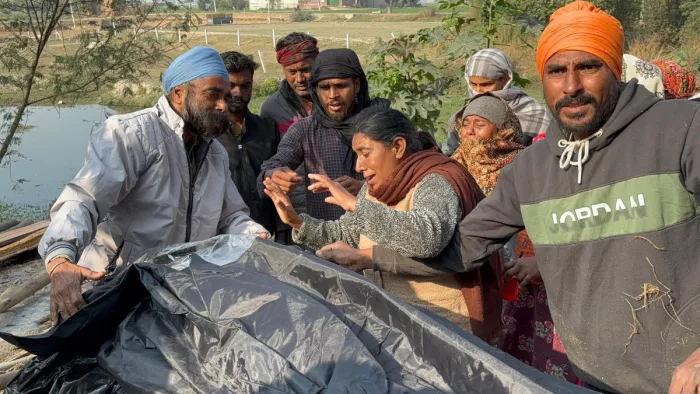 पीलीभीत एनकाउंटर में मारे गए आतंकियों के अंतिम संस्कार के समय परिजनों ने उठाए सवाल।