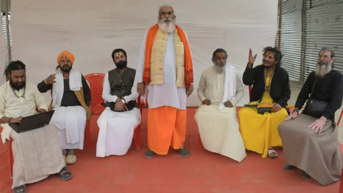 KumbhMela: श्रीदिगंबर अनी अखाड़ा के संतों को महाकुंभ में होने वाले अनुष्ठान की जानकारी देते अध्यक्ष श्रीमहंत रामकिशोर दास। जागरण