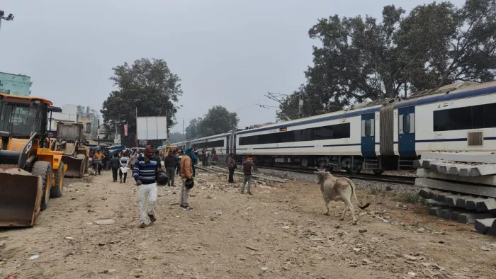 परियावां रेलवे क्रासिंग के पास हादसे के बाद मंगलवार की शाम खड़ी वंदे भारत ट्रेन- जागरण