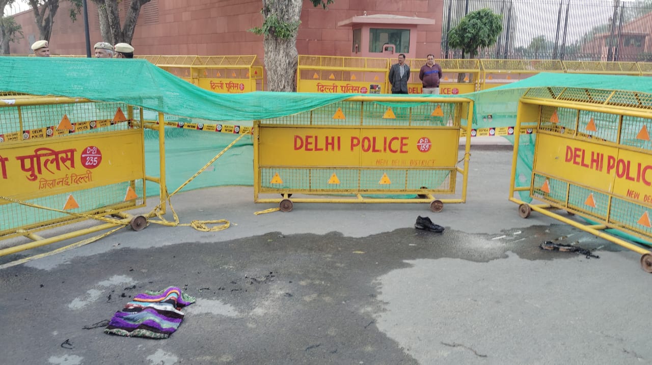 BREAKING NEWS: नए संसद भवन के पास व्यक्ति ने आग लगाकर की आत्महत्या की कोशिश, मचा हड़कंप
