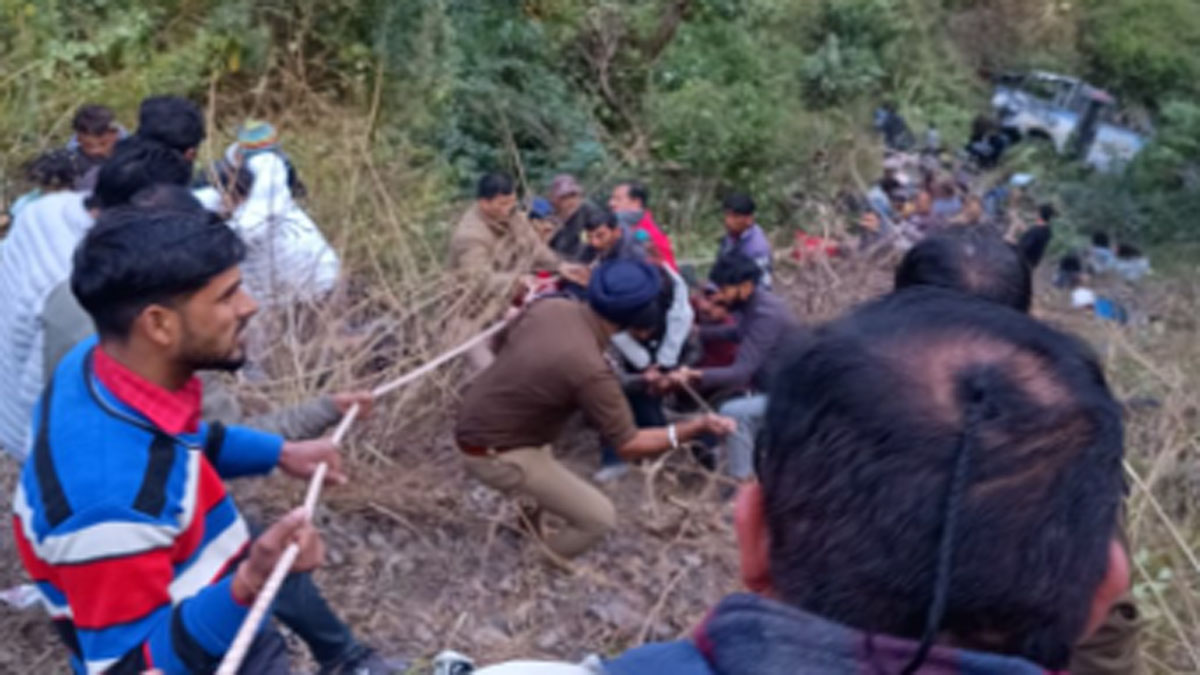 उत्तराखंड में बड़ा हादसा: रोडवेज बस 1500 फिट गहरी खाई में गिरी, हादसे में चार की मौत