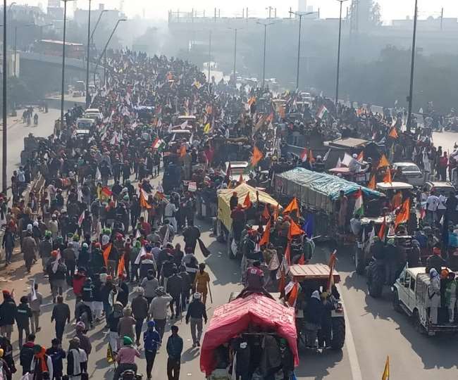 दिल्ली पुलिस के जवान ही किसान नेताओं के वाहनों को रास्ता देते नजर आए।