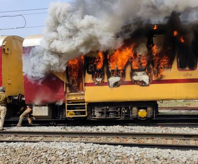 RRB NTPC Latest News: गया में ट्रेन की बोगी में प्रदर्शनकारी छात्रों ने लगाई आग। जागरण