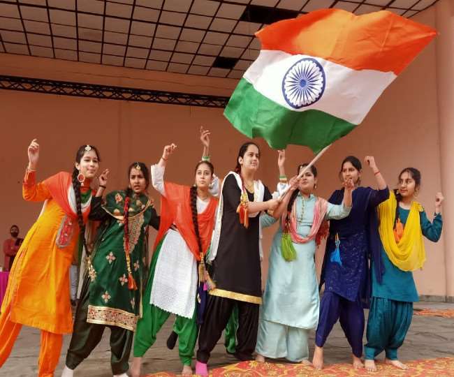 जोगेंद्रनगर में गणतंत्र दिवस के मौके पर कार्यक्रम प्रस्‍तुत करती युवतियां। जागरण