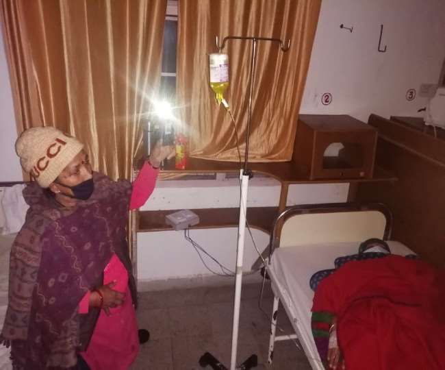 जोगेंद्रनगर अस्‍पताल में मोबाइल फोन की रोशनी में हो रहा रोगियों का उपचार। जागरण