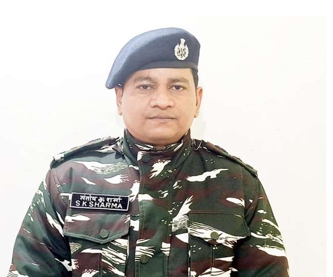 सीआरपीएफ में संतोष कुमार कमांडेंट हैं जो डुमरावां के रहने वाले हैं