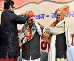 केंद्रीय गृह मंत्री अमित शाह को पगड़ी पहनाते भाजपा सांसद प्रवेश वर्मा।फोटो- जागरण।