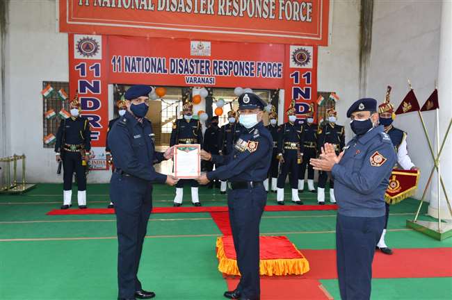 NDRF personnel honored आपदाओं में उत्कृष्ट राहत-बचाव कार्य करने के लिए एनडीआरएफ के जवानों को किया गया सम्‍मानित