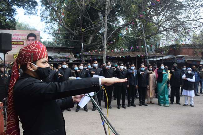 जिलाधिकारी कौशल राज शर्मा ने झंडा फहराया और सभी के साथ मतदान के लिए शपथ ली