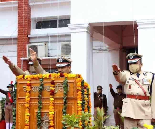 गणतंत्र दिवस पर पुलिस महानिदेशक, उत्तराखंड अशोक कुमार ने ध्वजारोहण कर गणतंत्र दिवस संकल्प की शपथ दिलाई।