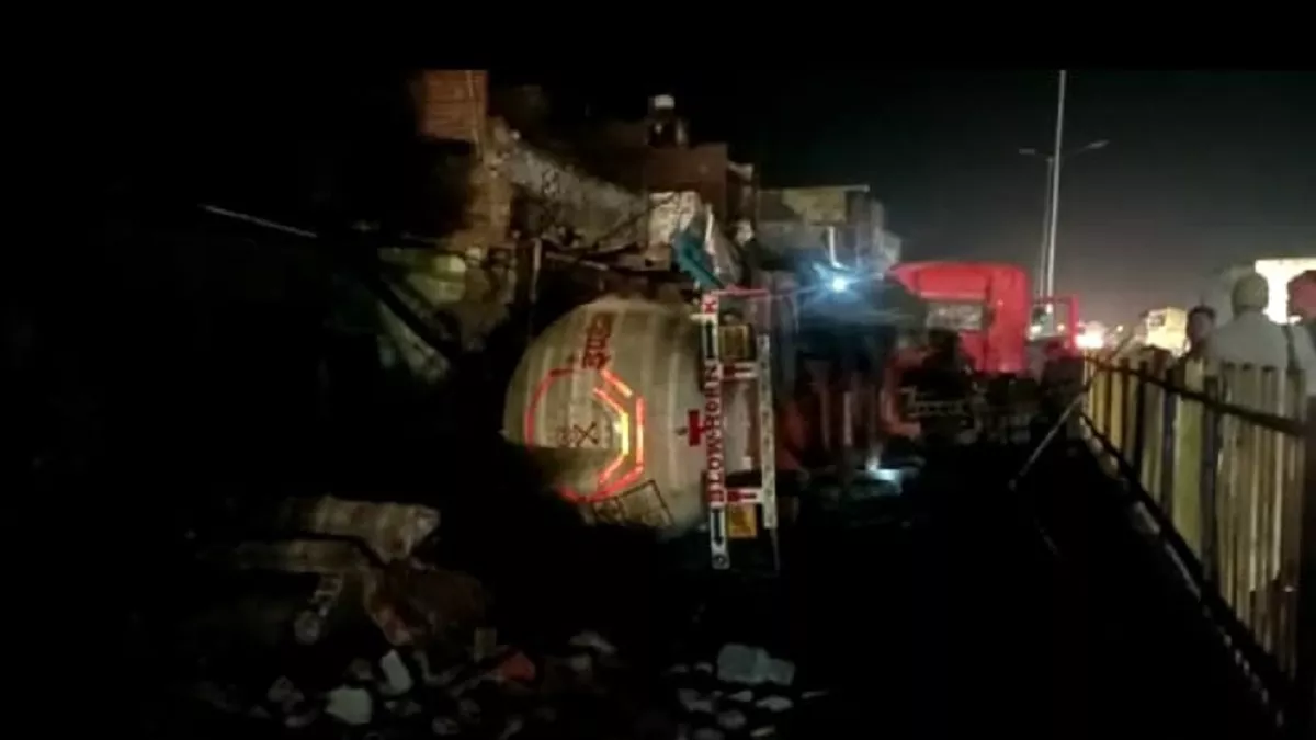 एत्मादपुर में हाइवे पर पलटा 20 हजार टन एलपीजी से भरा गैस टैंकर