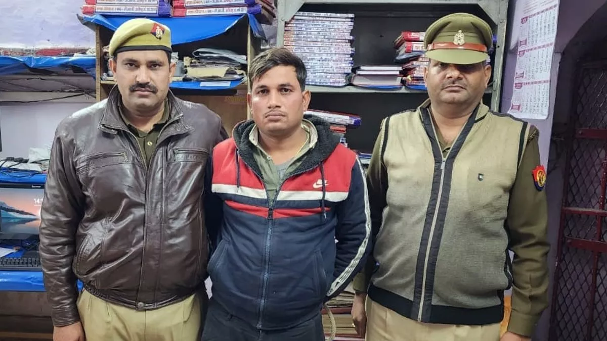 शराब की तस्करी में पकड़ा गया आरोपित दयासिंधु। - सौ. से पुलिस।