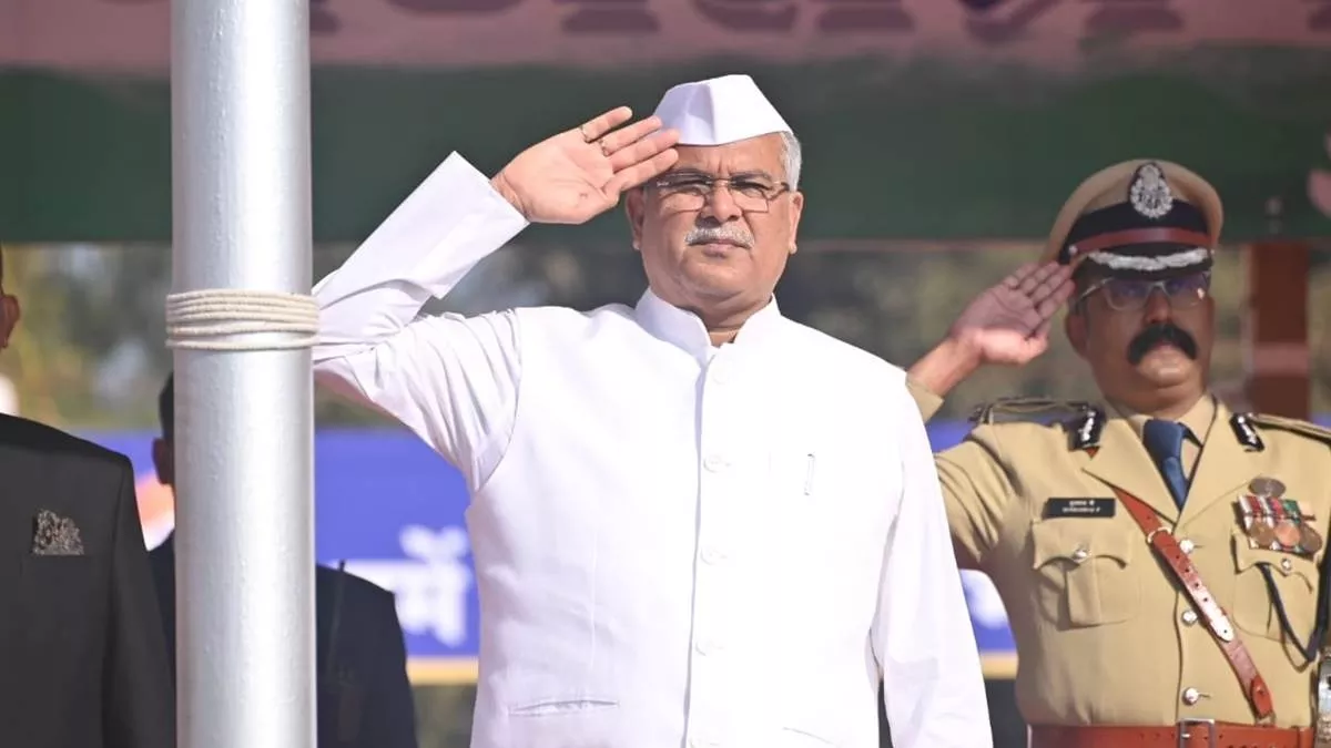 CM भूपेश बघेल ने फहराया तिरंगा, लोगों की दी शुभकामनाएं